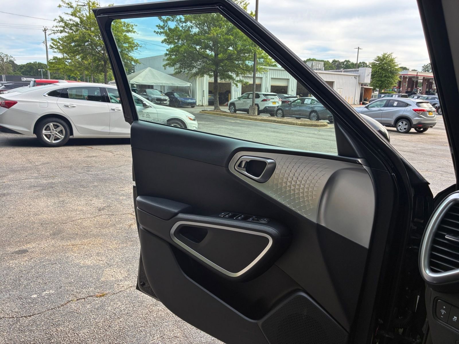 Used 2025 Kia Soul LX w/ LX Technology Package FWD image 20