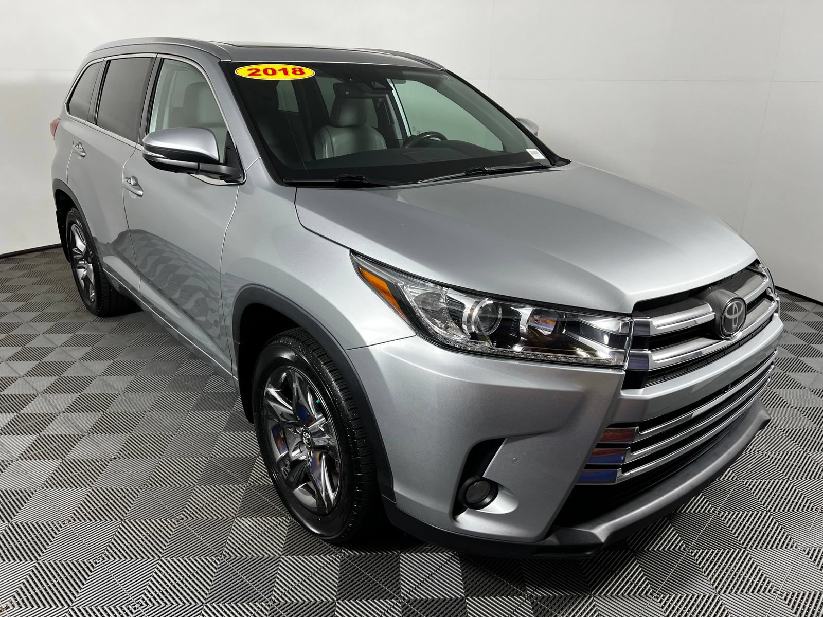 Used 2018 Toyota Highlander Limited Platinum AWD/4WD image 3