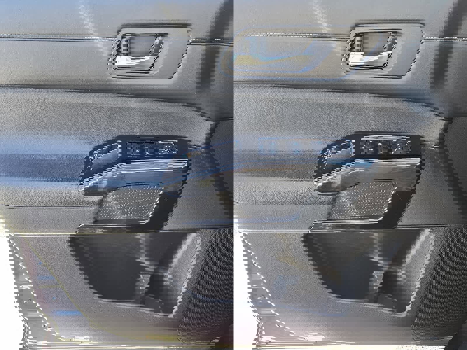 Used 2022 Nissan Pathfinder SV w/ SV Black Package image 16