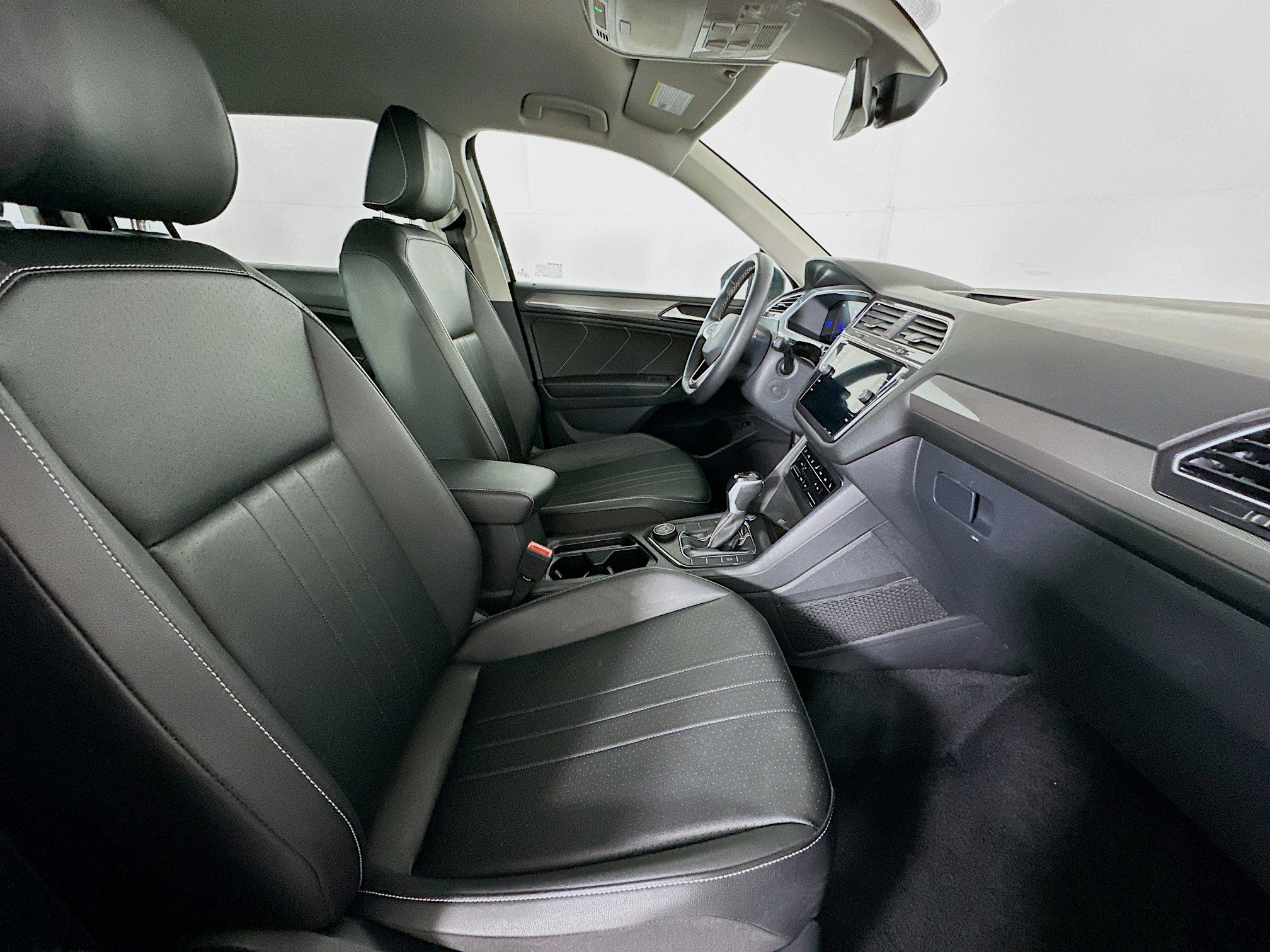 Used 2024 Volkswagen Tiguan SE image 30