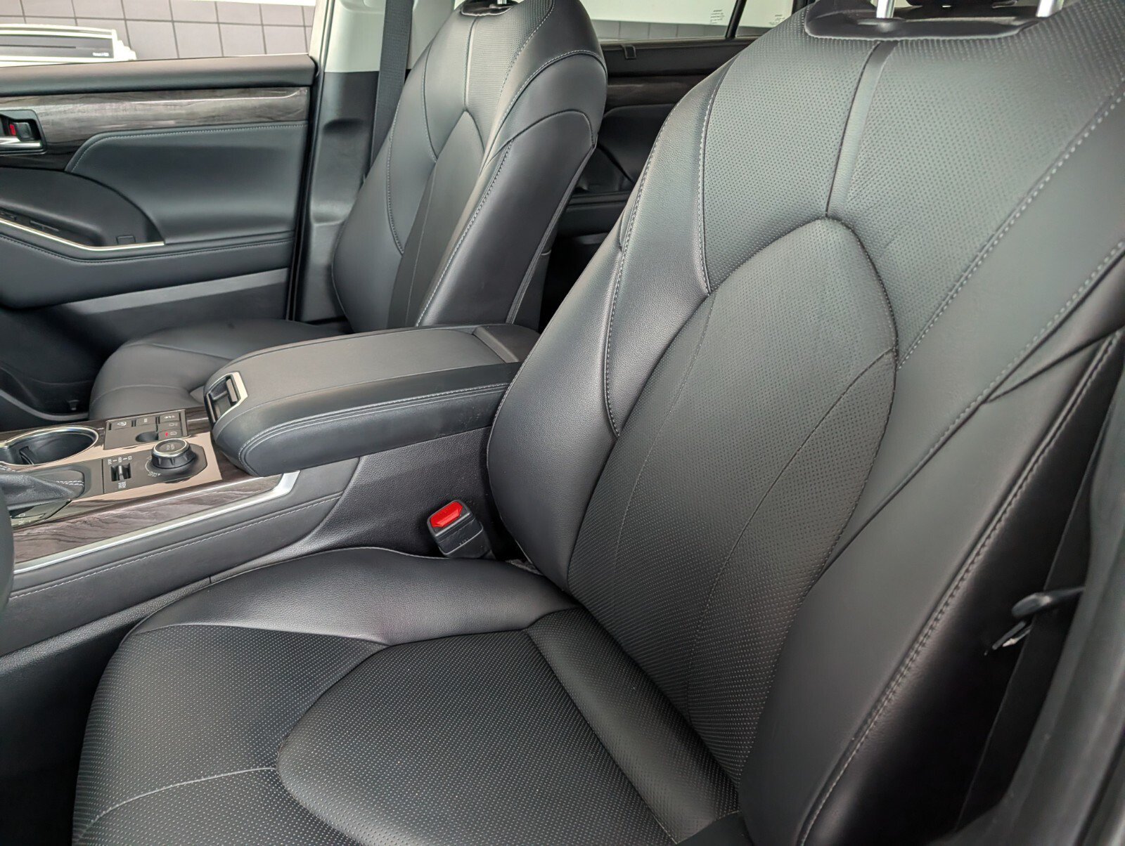 Used 2023 Toyota Highlander Limited AWD/4WD image 9