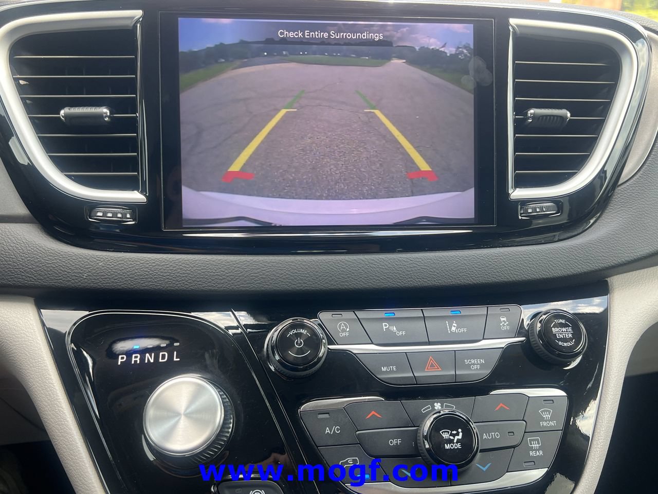 Used 2024 Chrysler Pacifica Touring-L FWD image 8