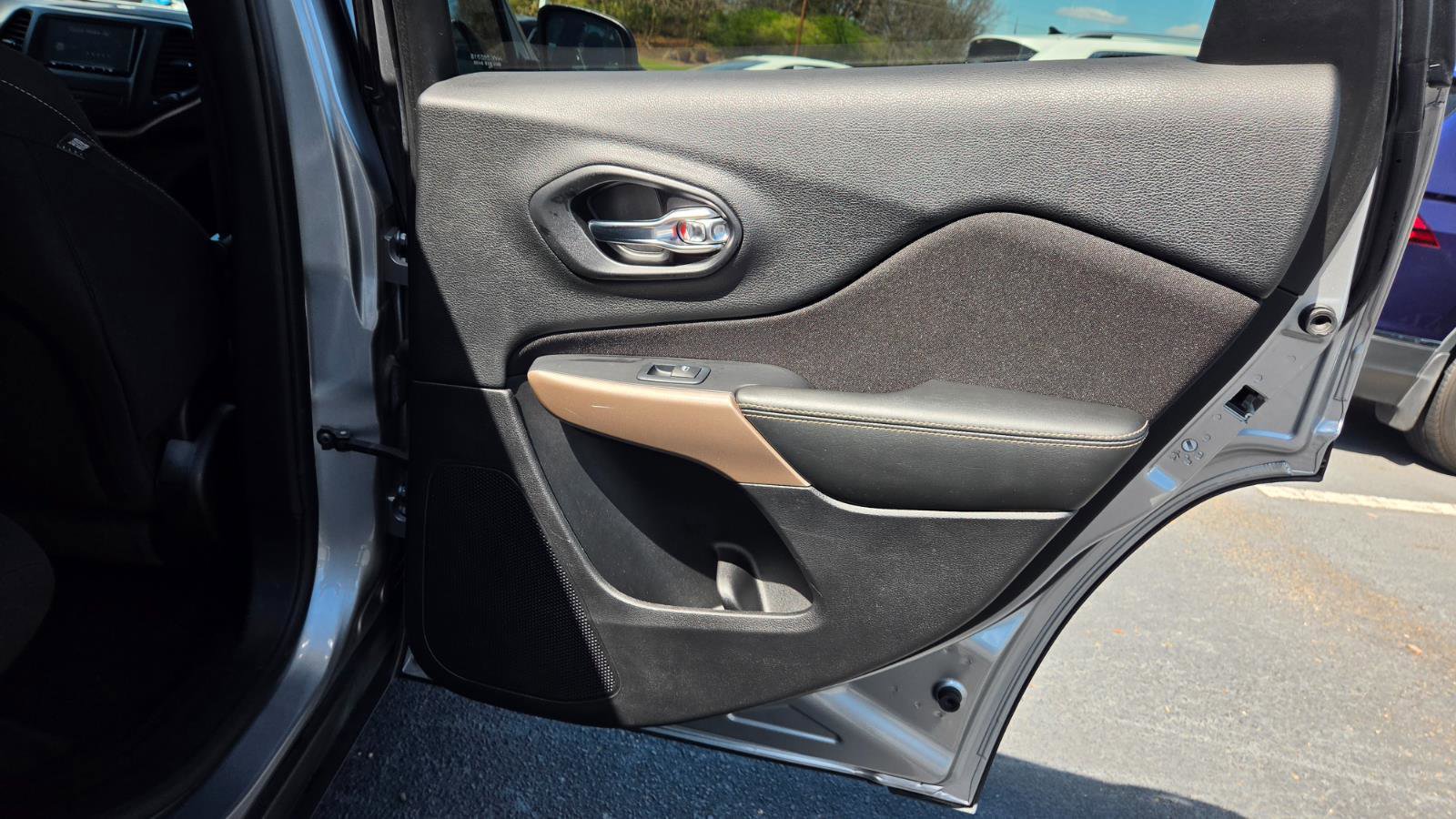 Used 2017 Jeep Cherokee Latitude w/ Safety/Convenience Group image 41