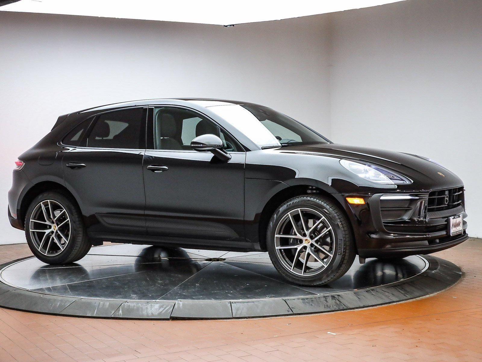 Certified 2025 Porsche Macan AWD/4WD image 30