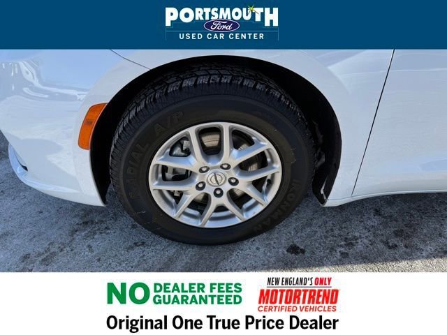 Used 2024 Chrysler Pacifica Touring-L image 30