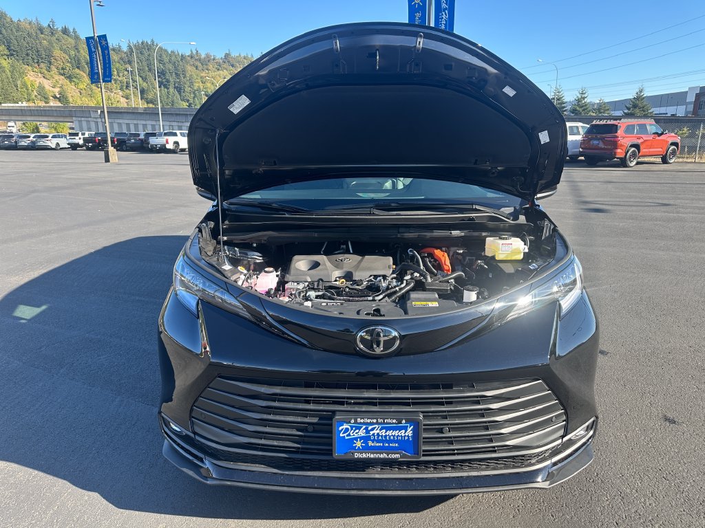 New 2026 Toyota Sienna XLE Woodland Edition AWD/4WD image 4