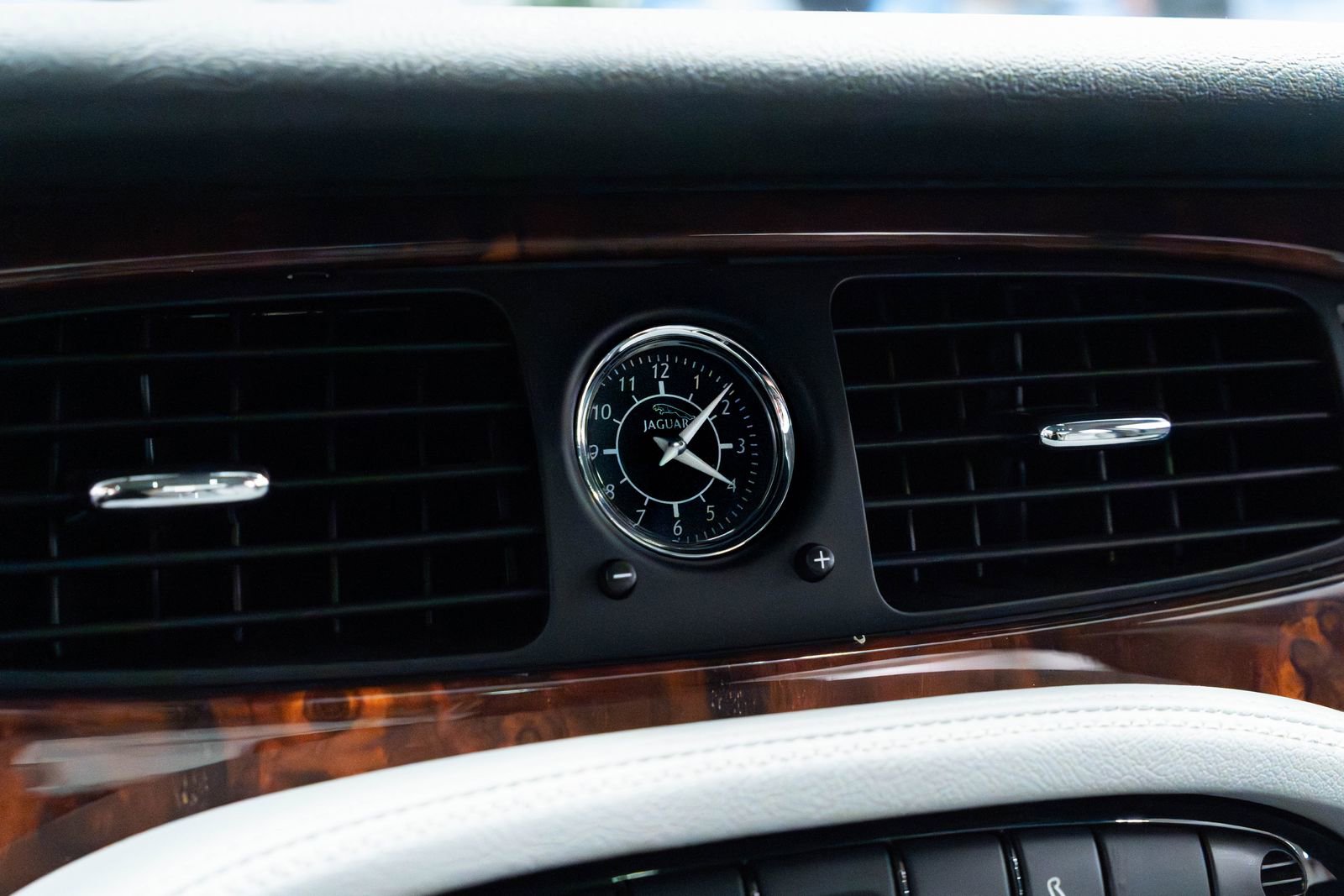 Used 2005 Jaguar XJ8 image 13