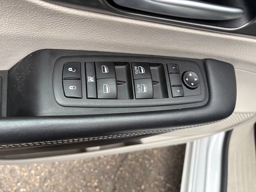 Used 2024 Chrysler Pacifica Touring-L FWD image 13