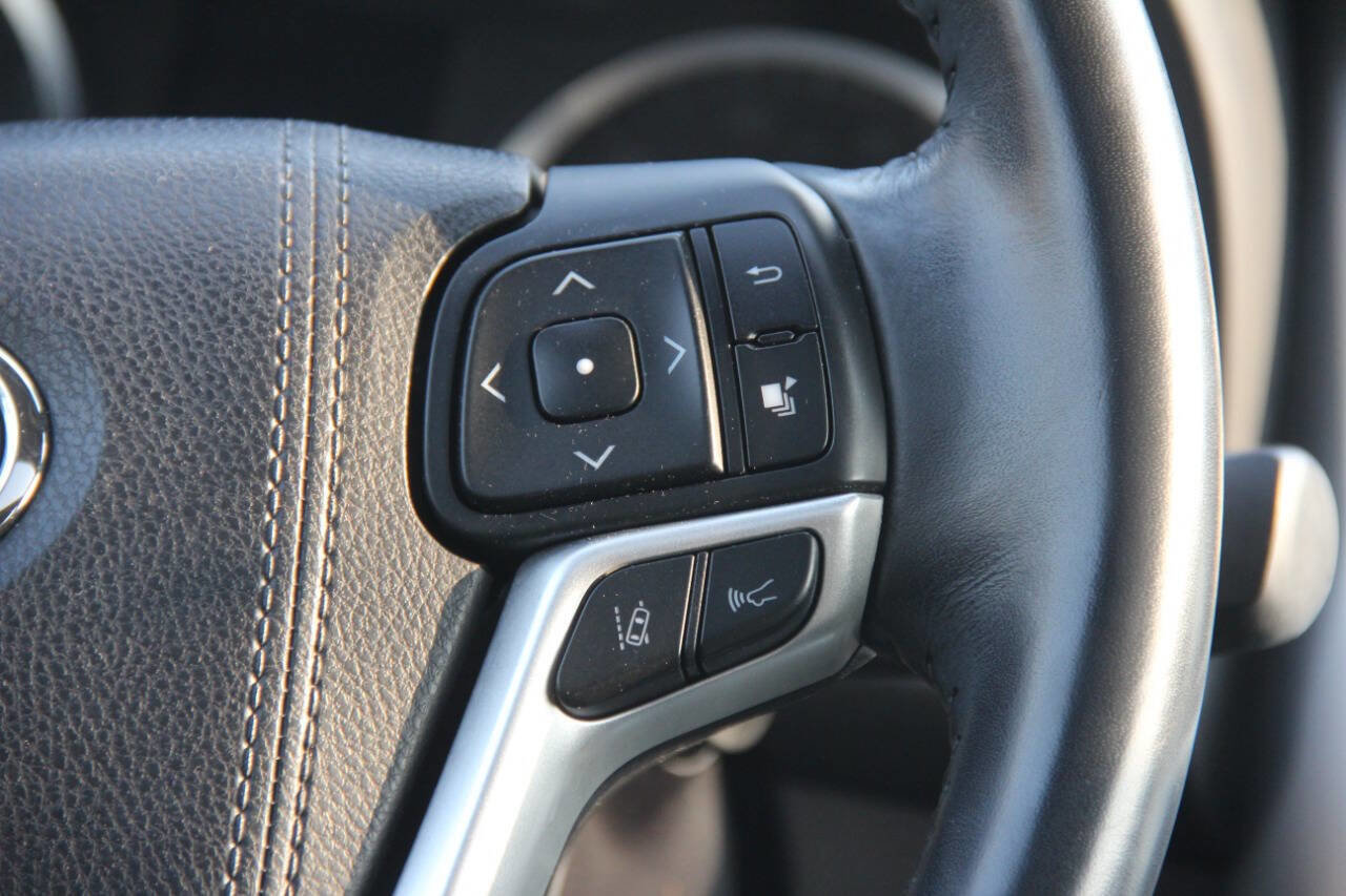 Used 2018 Toyota Highlander Limited AWD 4dr SUV image 23