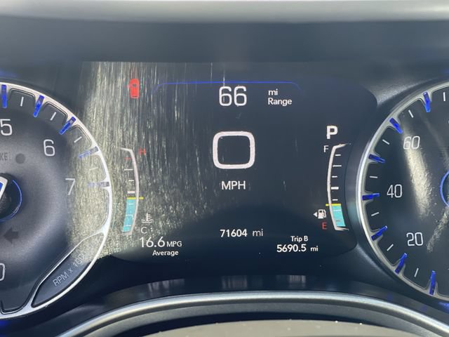 Used 2023 Chrysler Pacifica Touring FWD image 12