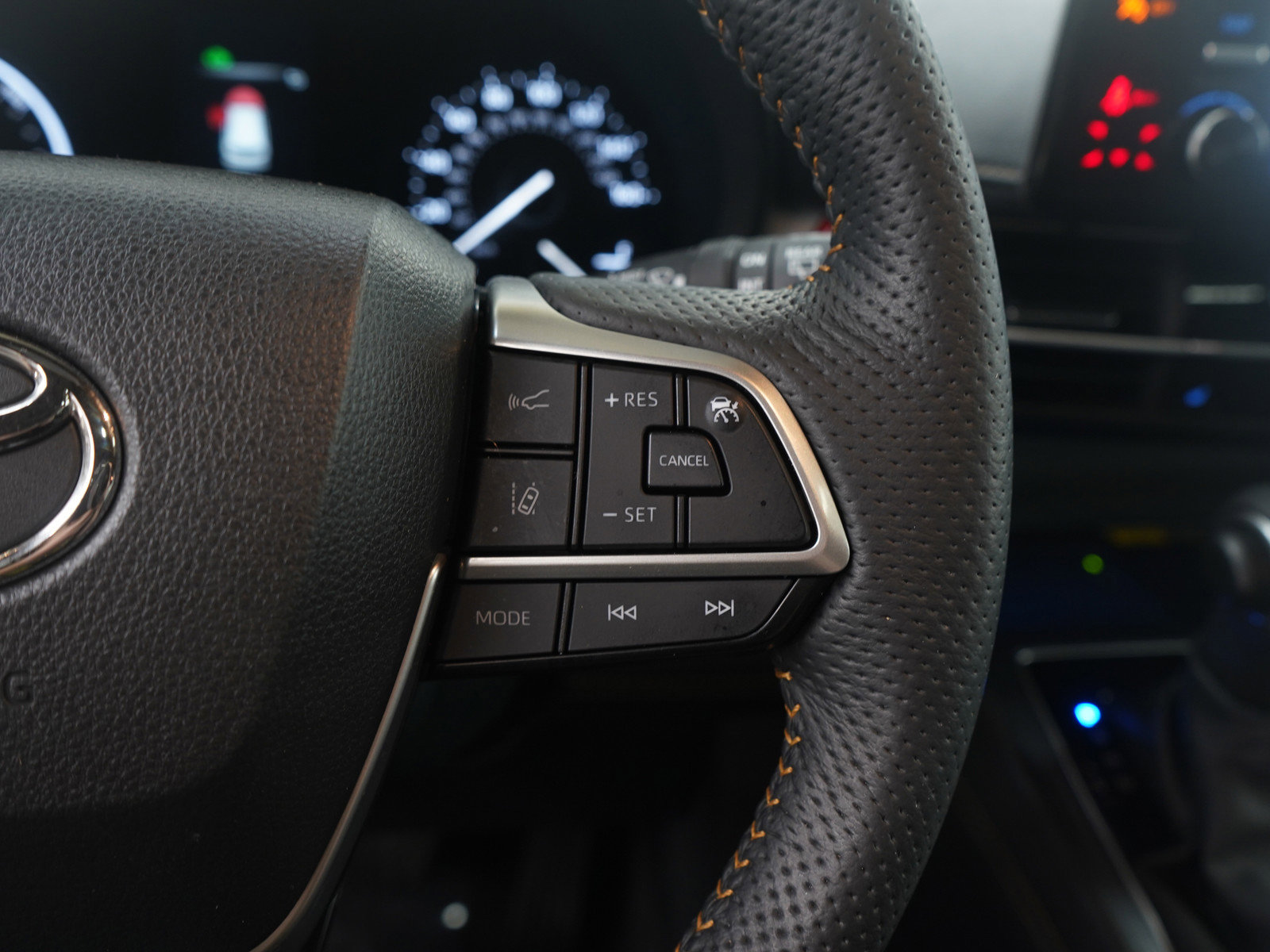 Used 2023 Toyota Sienna XLE Woodland Edition image 21