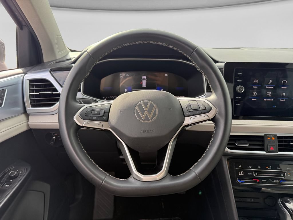 Used 2025 Volkswagen Taos SE AWD/4WD image 14