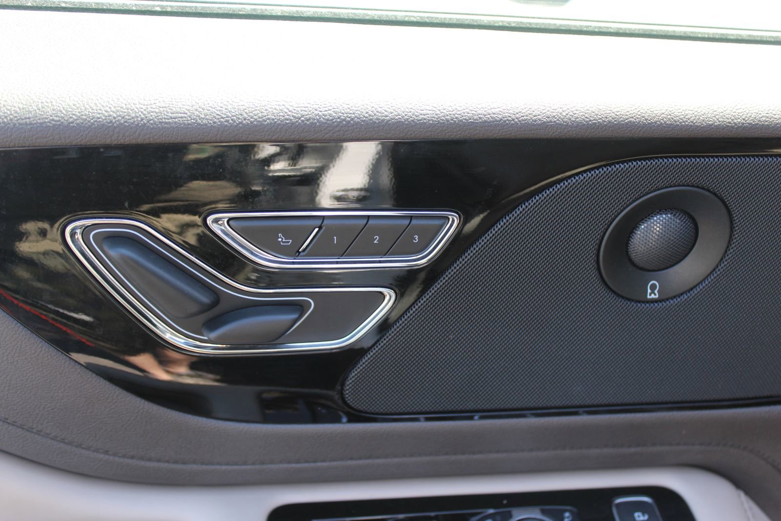 Used 2023 Lincoln Aviator Reserve w/ Equipment Group 201A AWD/4WD image 25