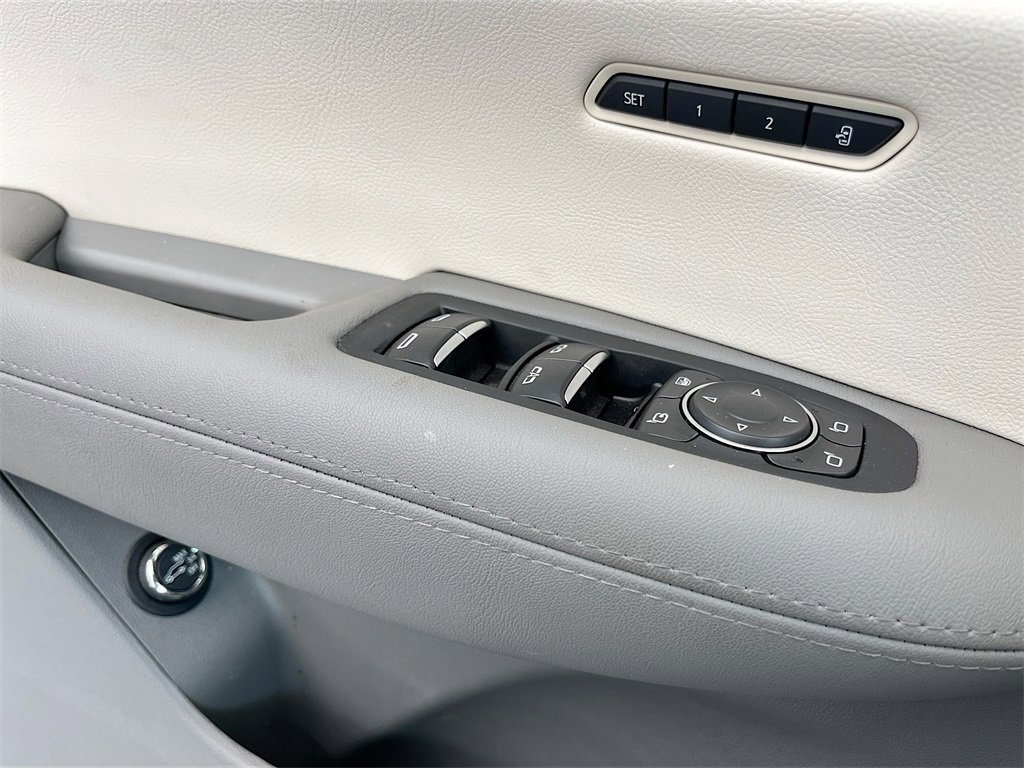 Used 2025 Cadillac XT5 Premium Luxury w/ LPO, ONYX Package image 18