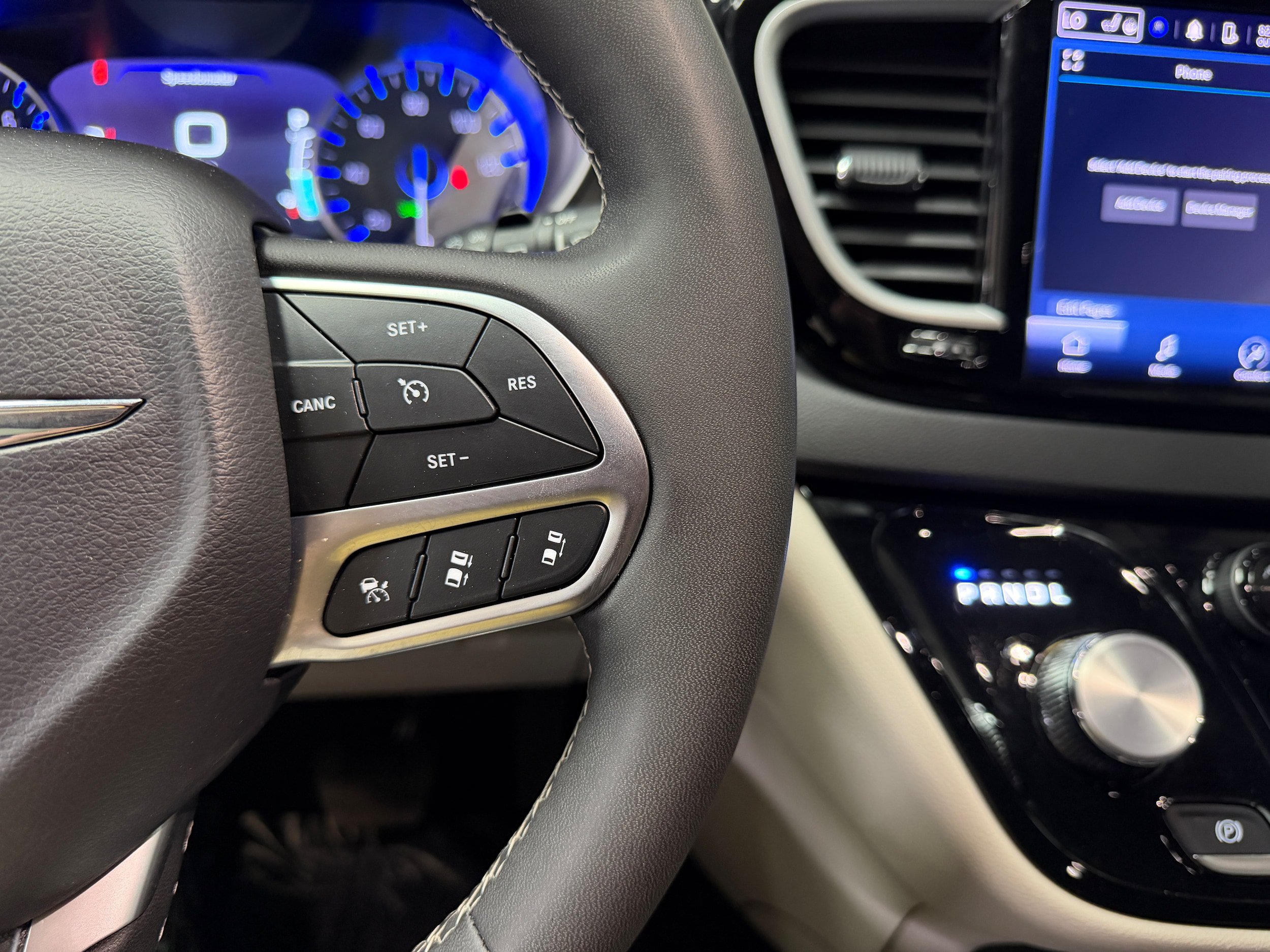 Used 2024 Chrysler Pacifica Touring-L FWD image 19