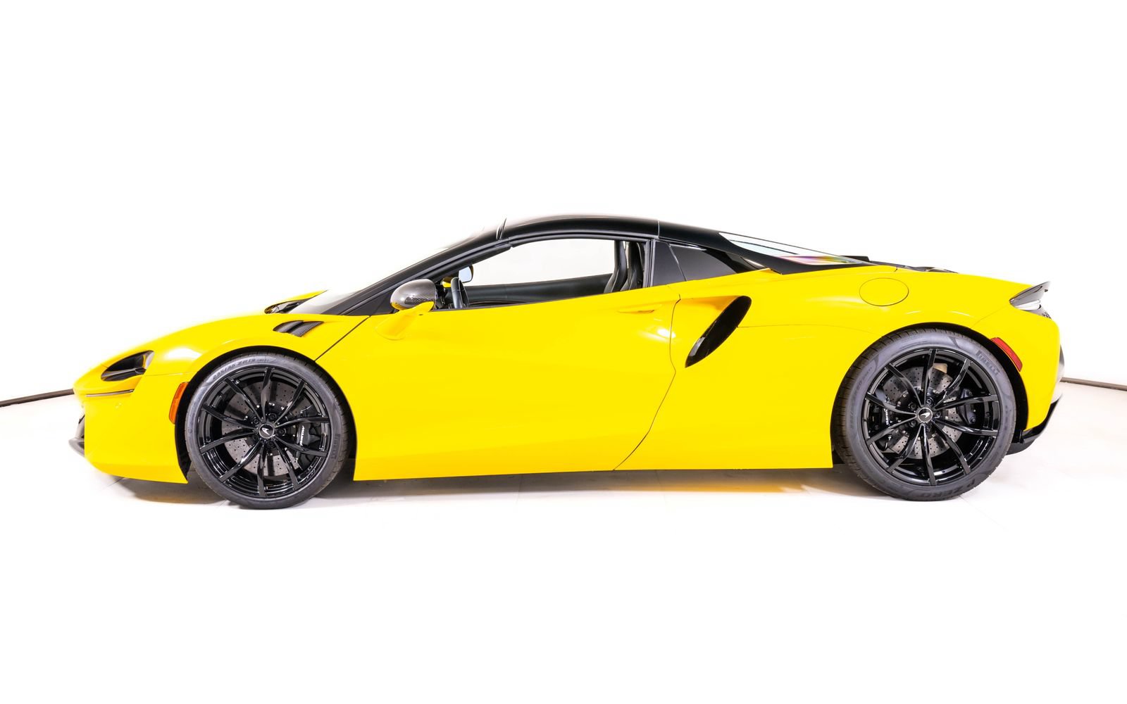 Used 2025 McLaren Artura Spider RWD image 3