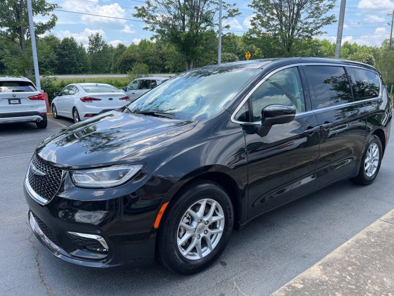 Used 2023 Chrysler Pacifica Touring-L FWD image 3