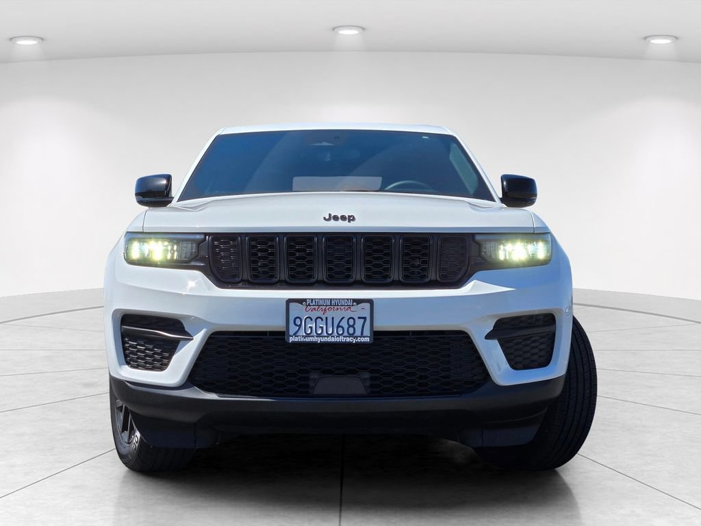Used 2024 Jeep Grand Cherokee Altitude AWD/4WD image 2