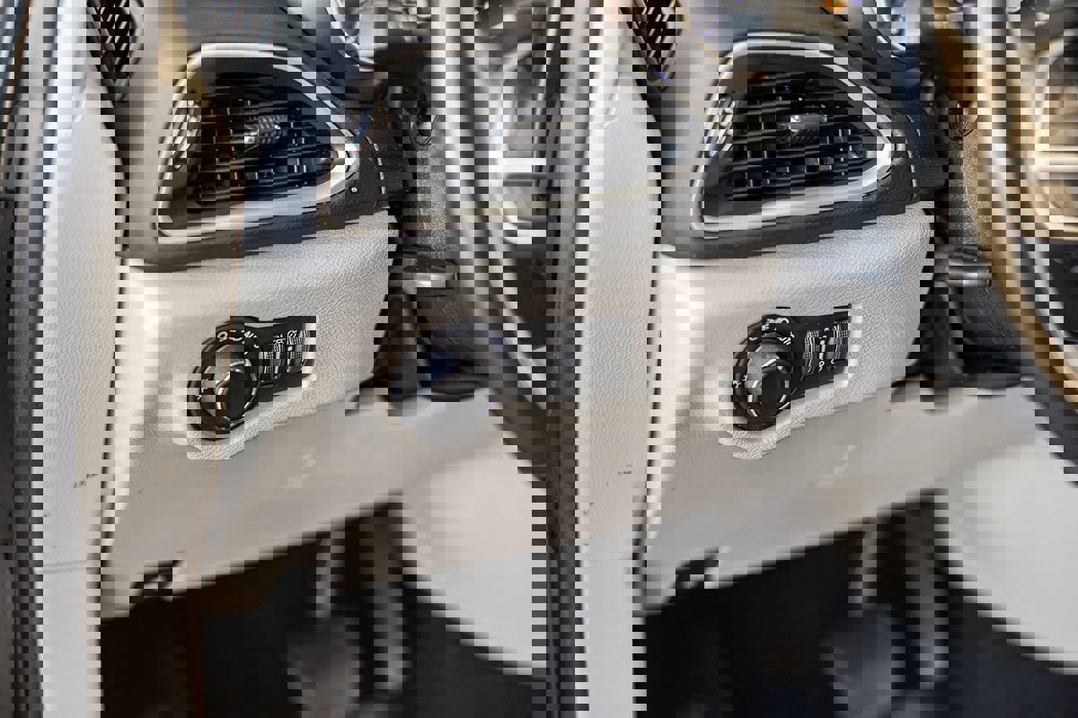 Used 2022 Chrysler Voyager LX image 21