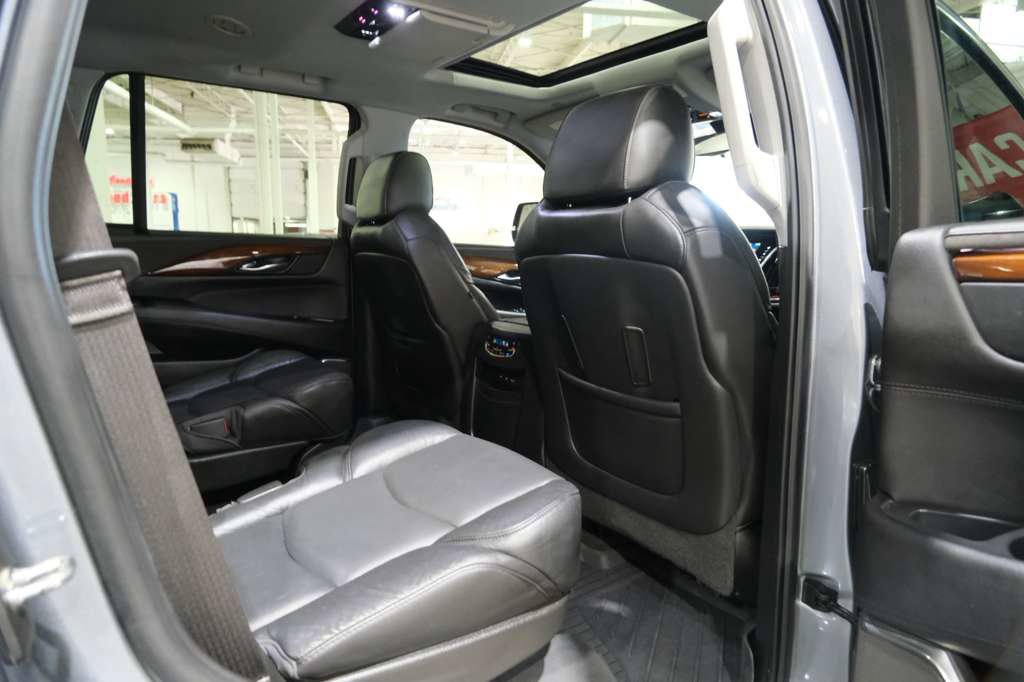 Used 2018 Cadillac Escalade Premium Luxury AWD/4WD image 25