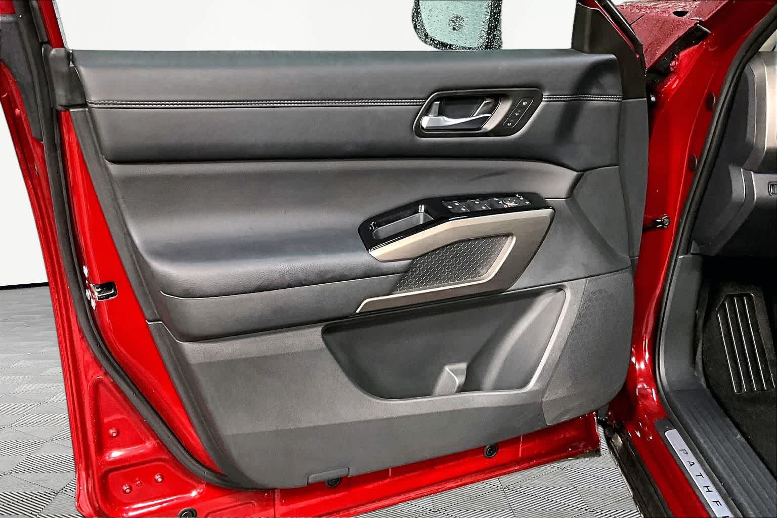 Used 2025 Nissan Pathfinder Platinum FWD image 22