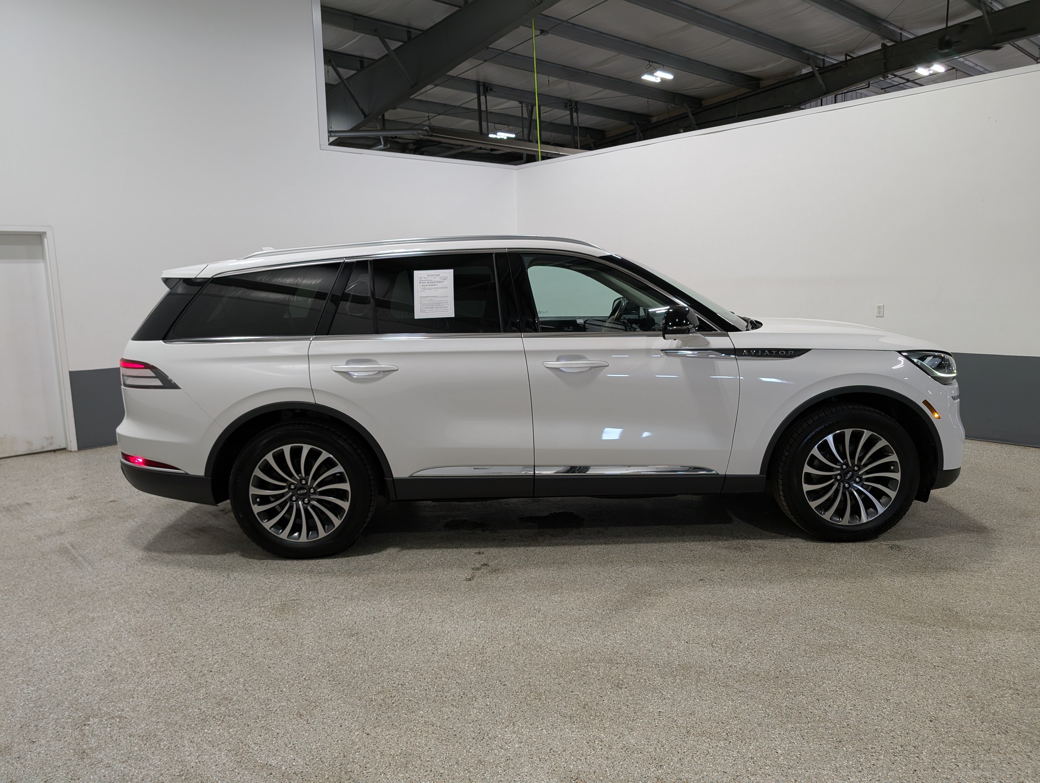 Used 2022 Lincoln Aviator Reserve w/ Elements Package Plus AWD/4WD image 2