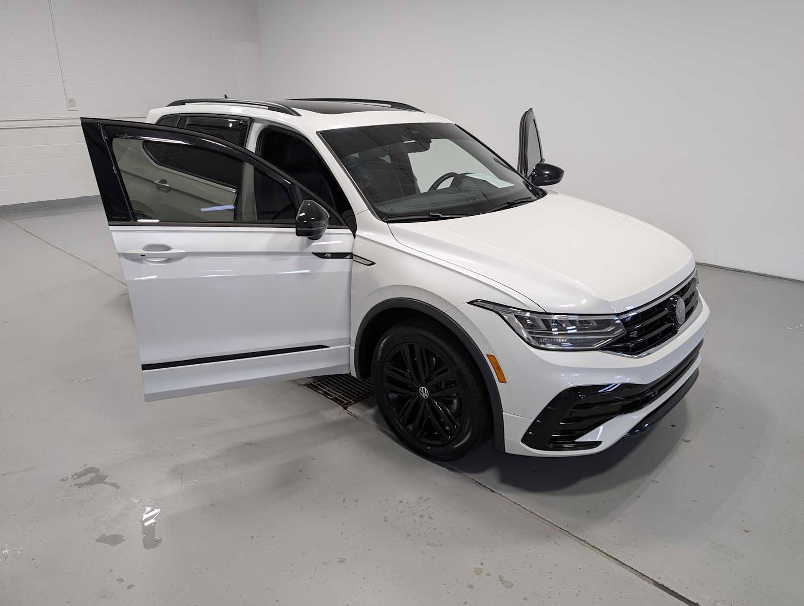 Used 2022 Volkswagen Tiguan SE R-Line AWD/4WD image 16
