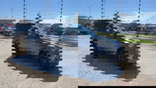 Used 2017 Ford Escape Titanium image 2