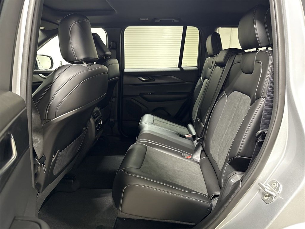 New 2025 Jeep Grand Cherokee Altitude image 21