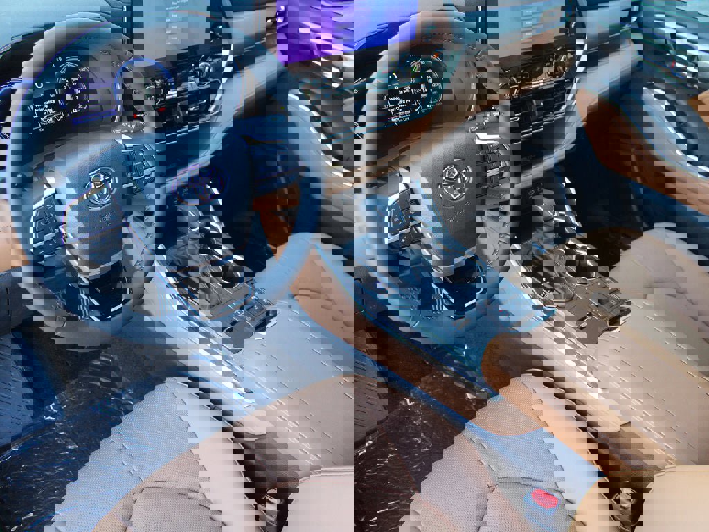 New 2026 Toyota Highlander Platinum image 2