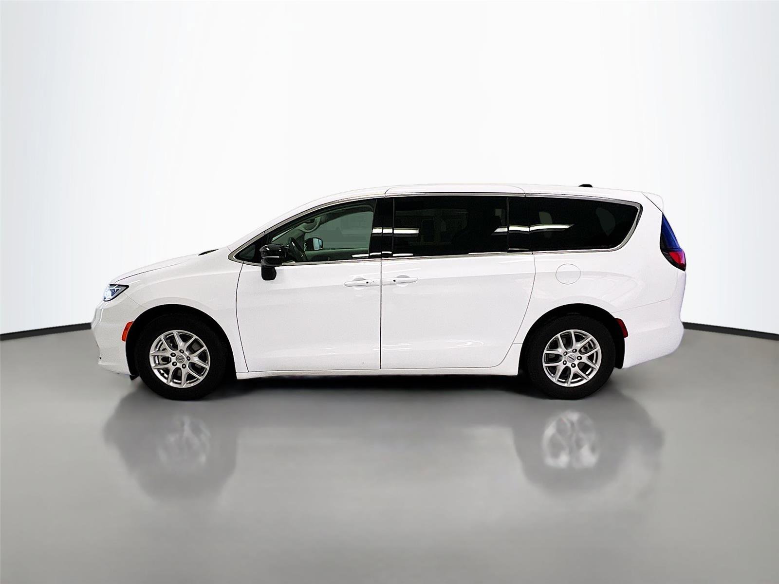 Used 2024 Chrysler Pacifica Touring-L FWD image 4