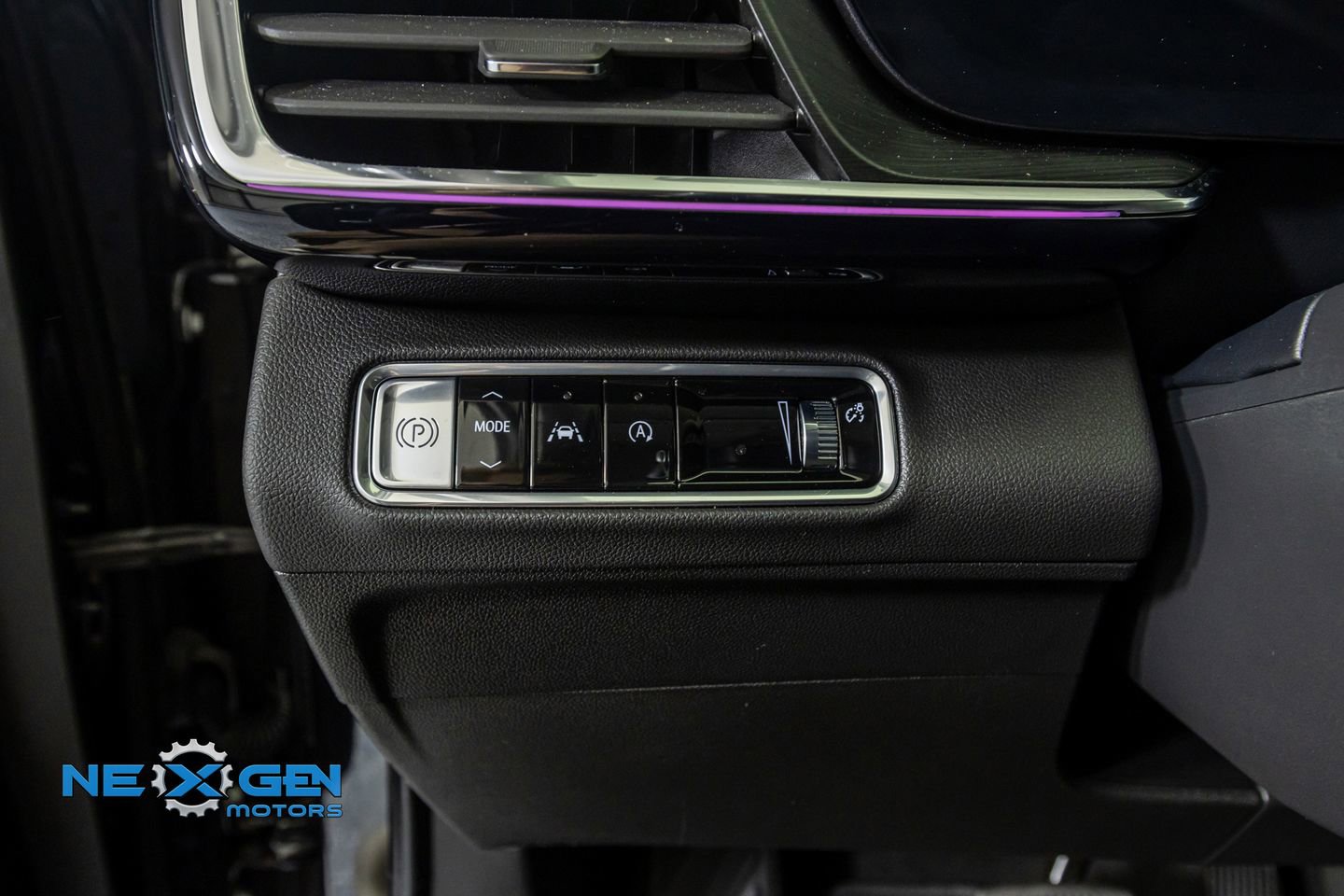 Used 2025 Buick Envision Preferred AWD/4WD image 13