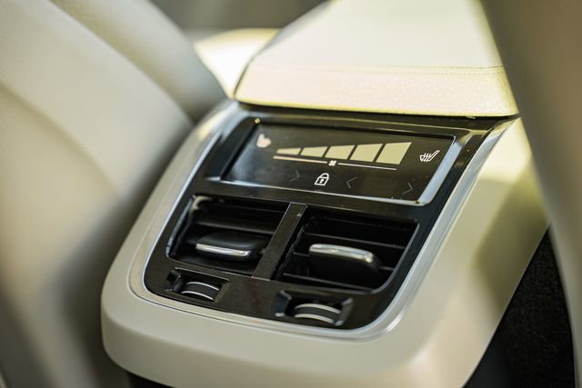 Certified 2022 Volvo XC90 T6 Momentum w/ Climate Package image 31