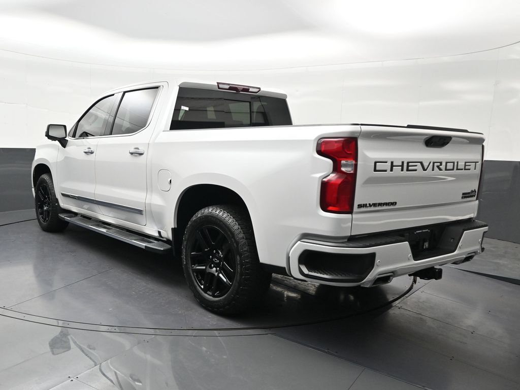 Used 2022 Chevrolet Silverado 1500 High Country w/ High Country Premium Package AWD/4WD image 3