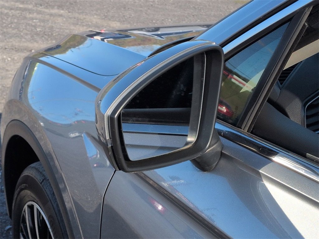 Used 2021 Volkswagen Tiguan SE w/ Panoramic Sunroof Package image 11