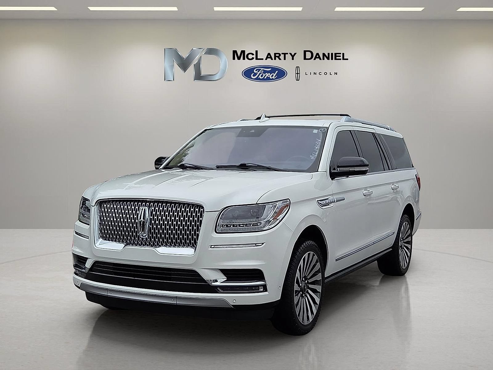 Used 2021 Lincoln Navigator L Reserve w/ Luxury Package AWD/4WD image 2