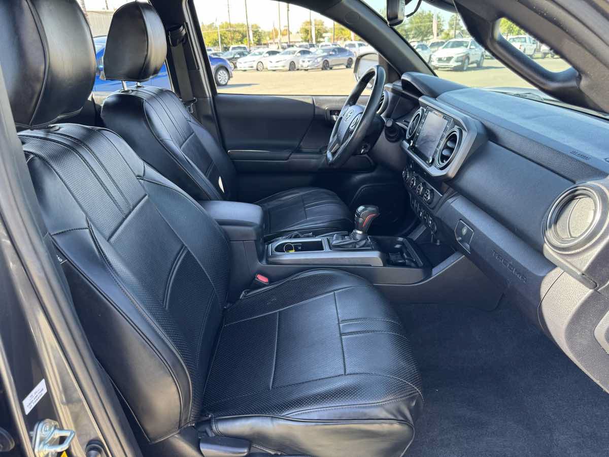 Used 2020 Toyota Tacoma TRD Off-Road w/ Technology Package AWD/4WD image 16