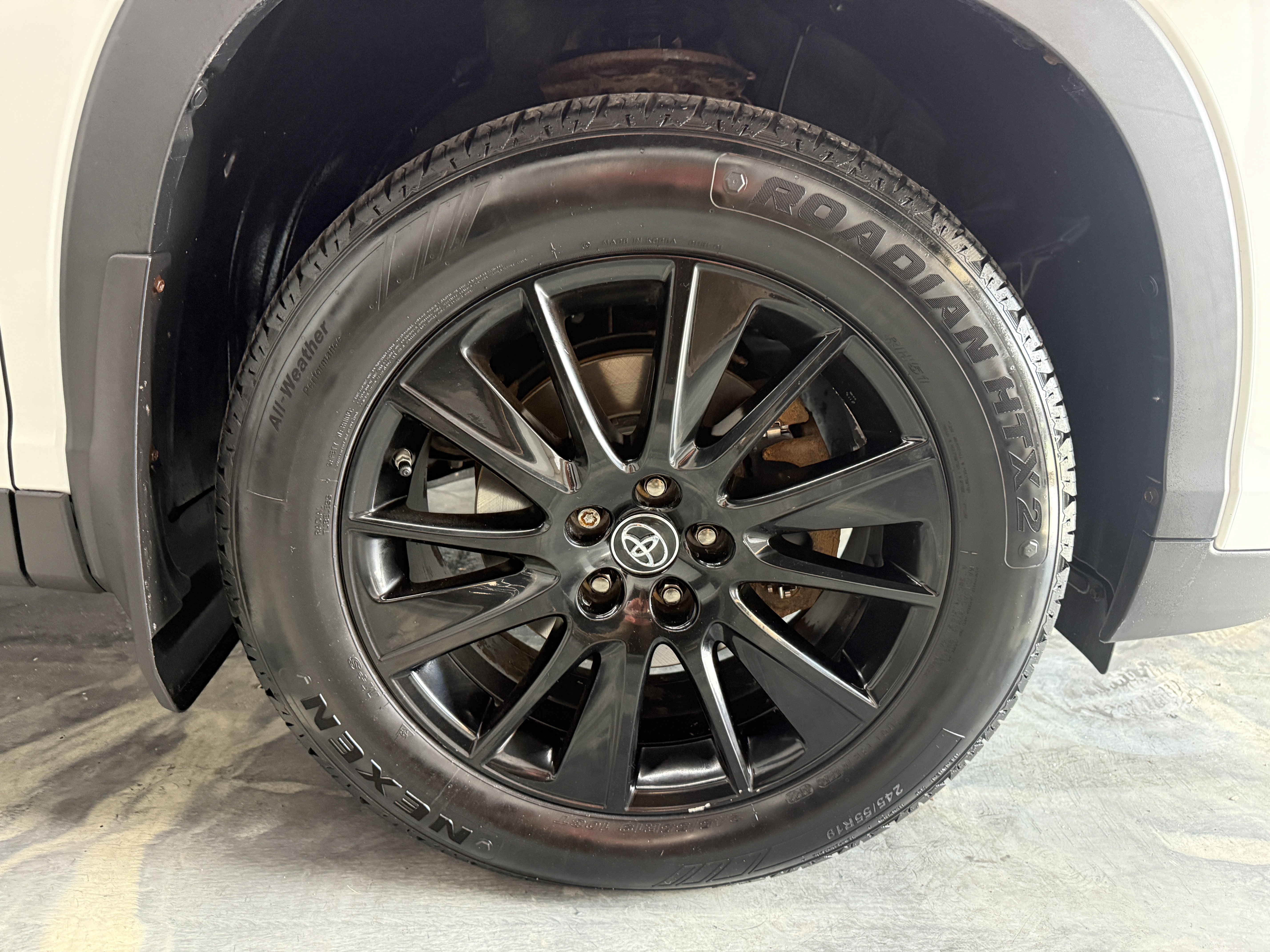Used 2019 Toyota Highlander XLE AWD/4WD image 28