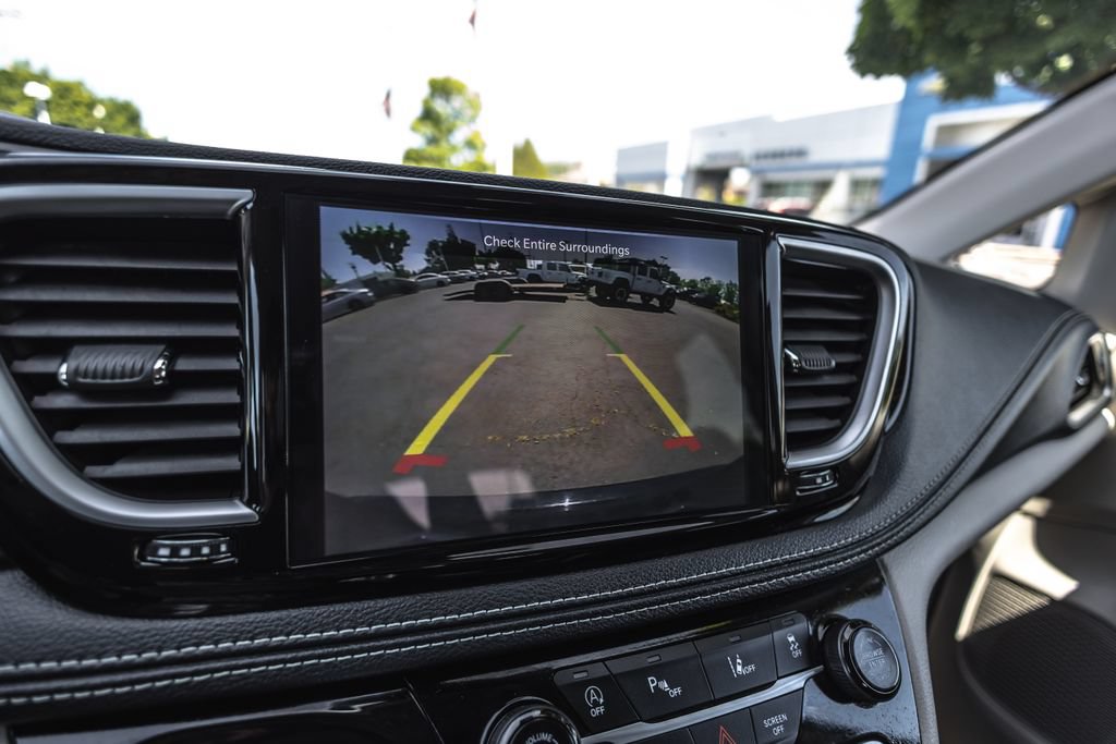 Used 2024 Chrysler Pacifica Limited FWD image 14