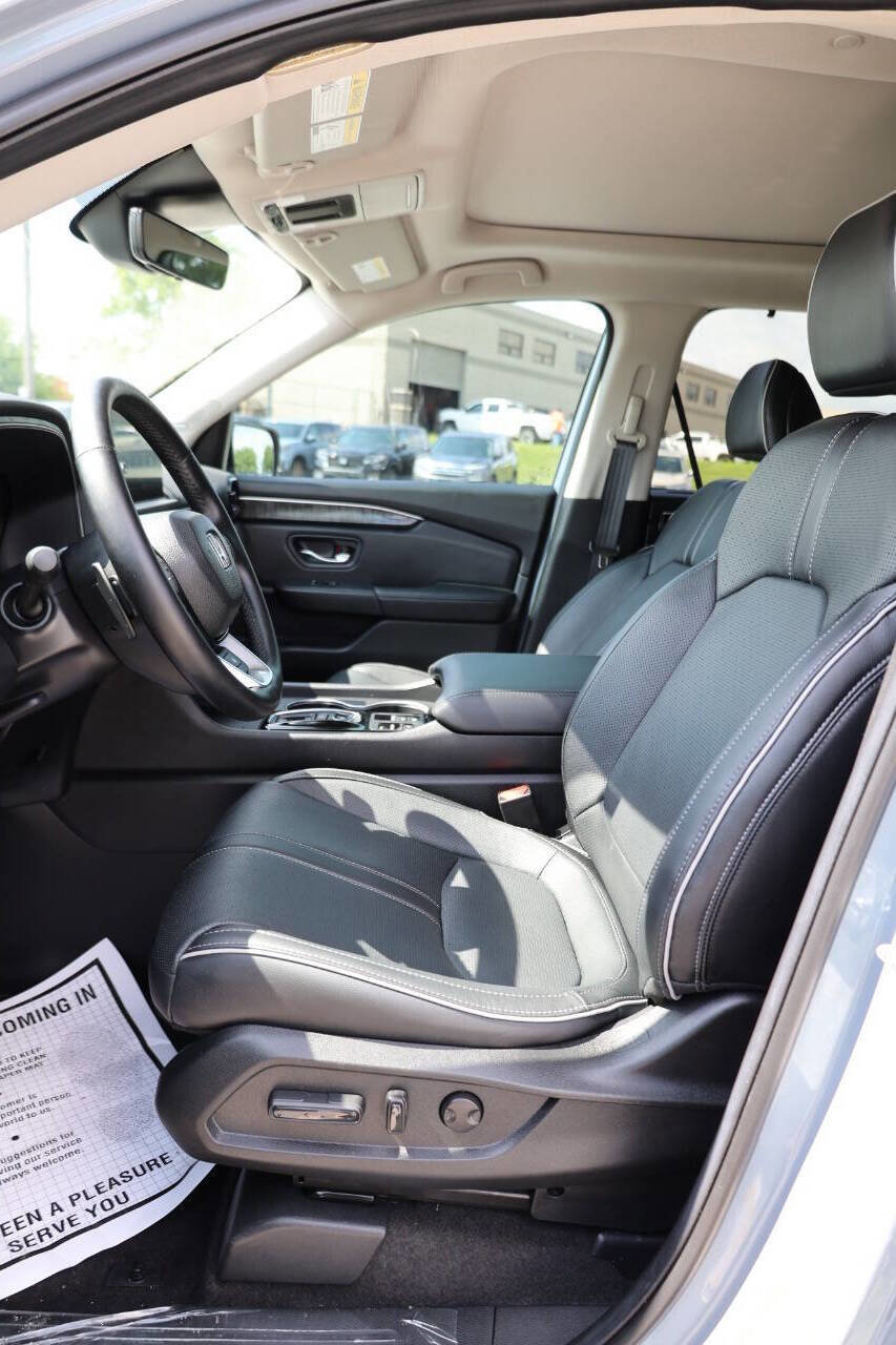 Used 2025 Honda Pilot Elite image 13