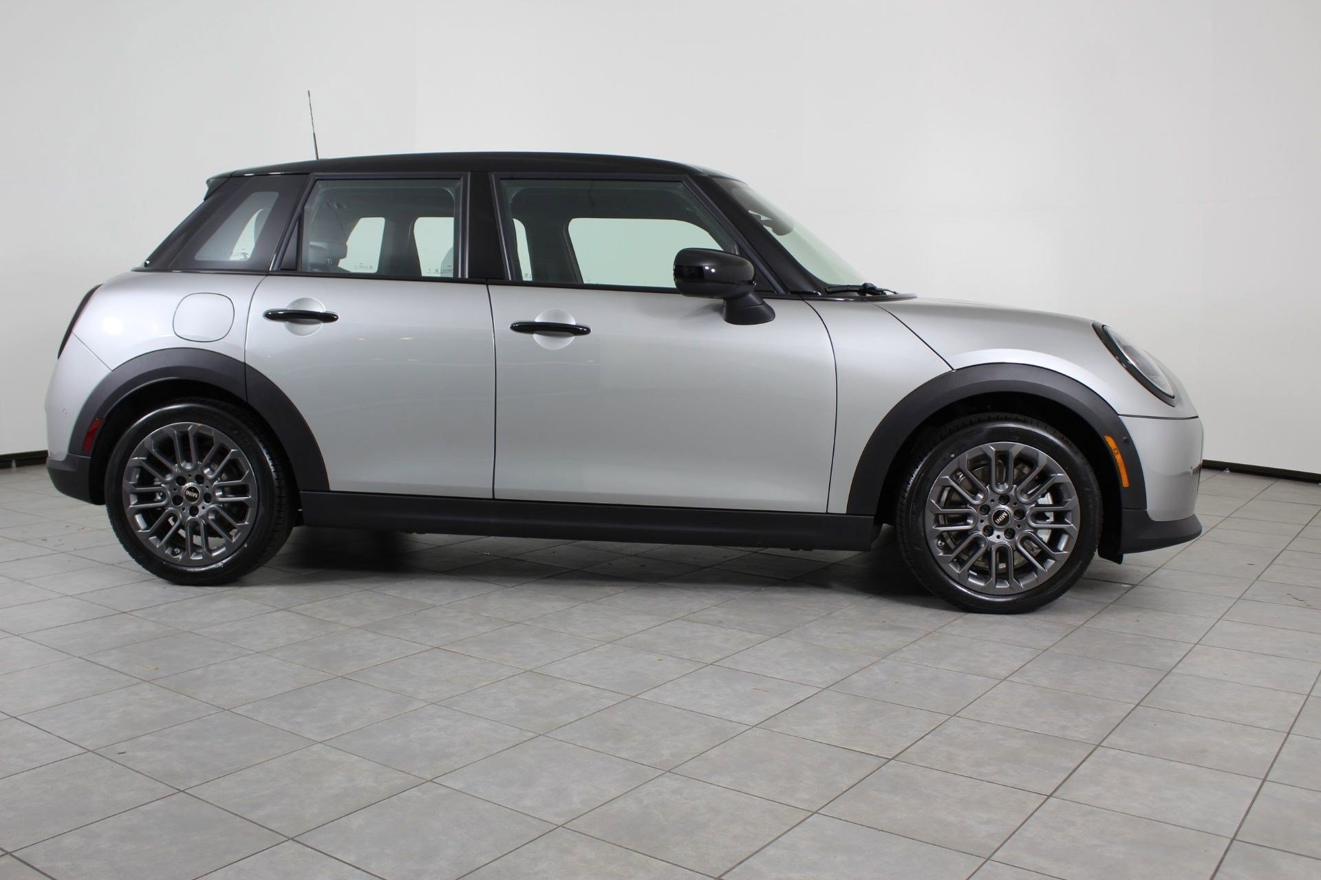 Used 2026 MINI Cooper 4-Door Hardtop FWD image 8
