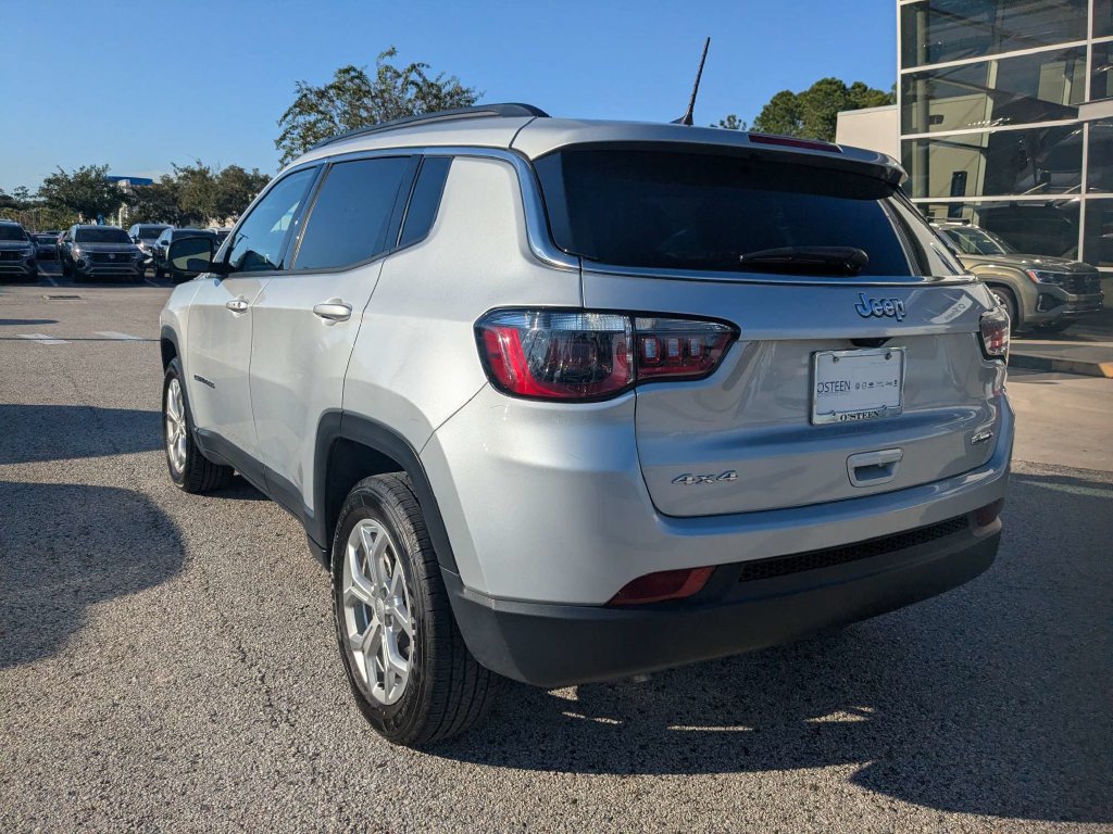 Used 2024 Jeep Compass Latitude AWD/4WD image 4