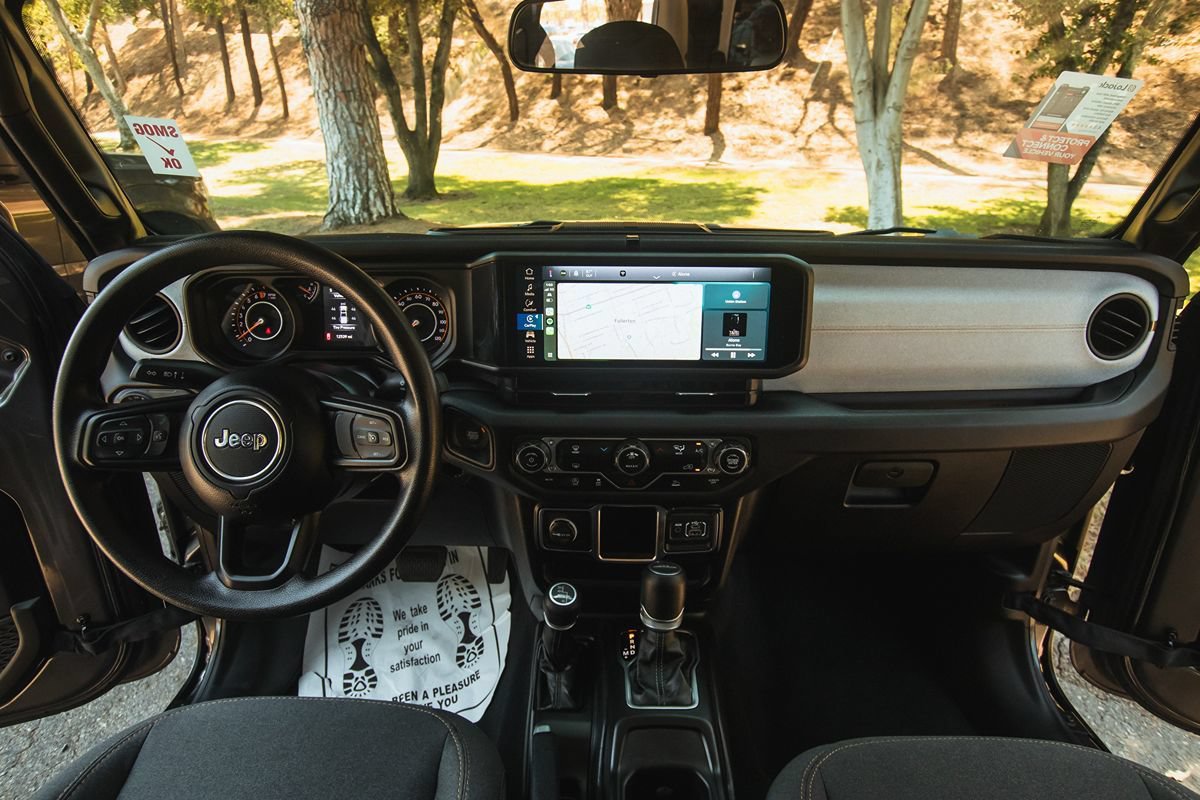Used 2024 Jeep Gladiator Sport AWD/4WD image 12