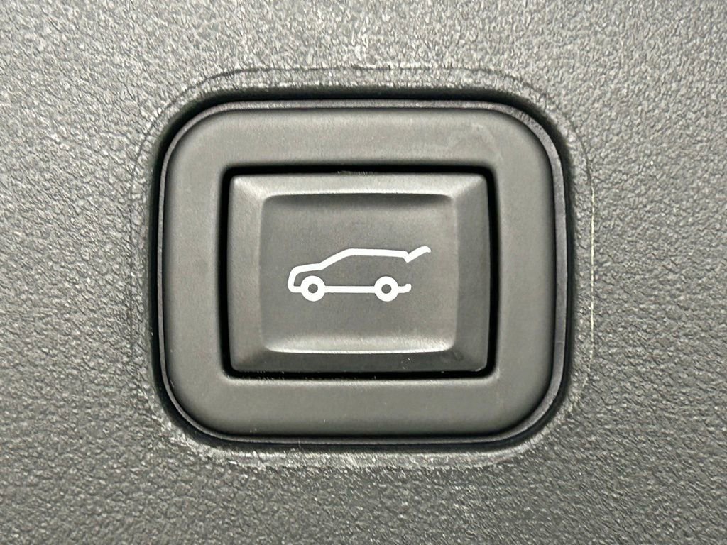 Used 2023 Cadillac Lyriq AWD image 16