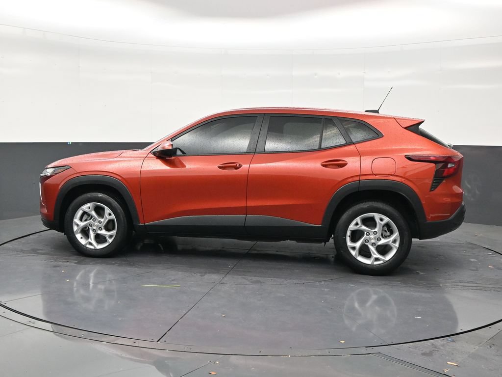 Used 2024 Chevrolet Trax LS w/ LS Convenience Package FWD image 2