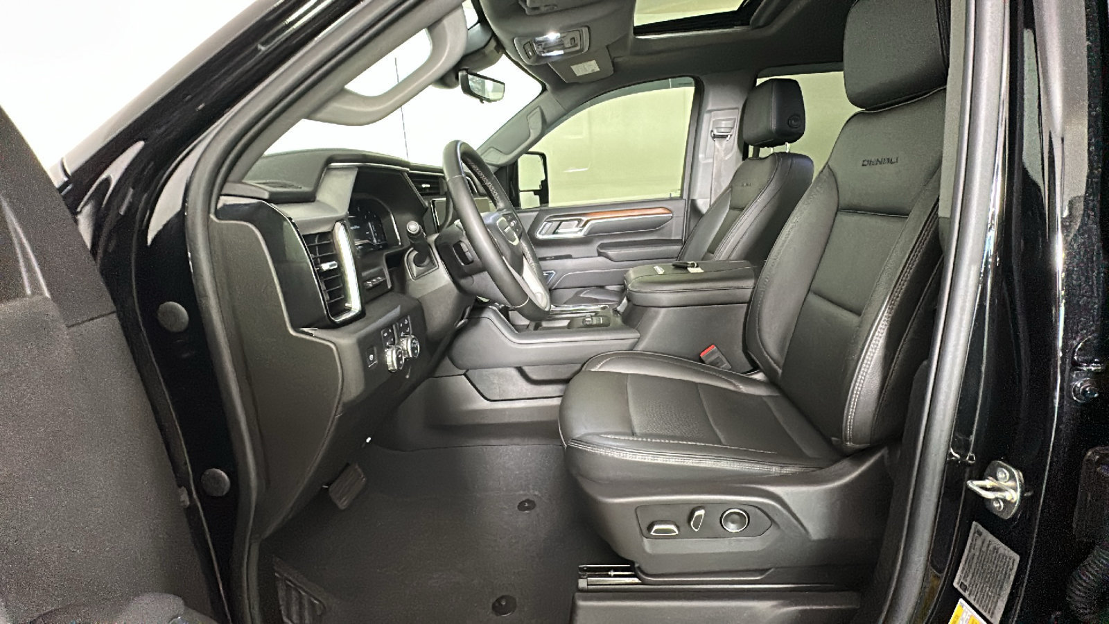 Used 2024 GMC Sierra 2500 Denali w/ Denali Reserve Package AWD/4WD image 14