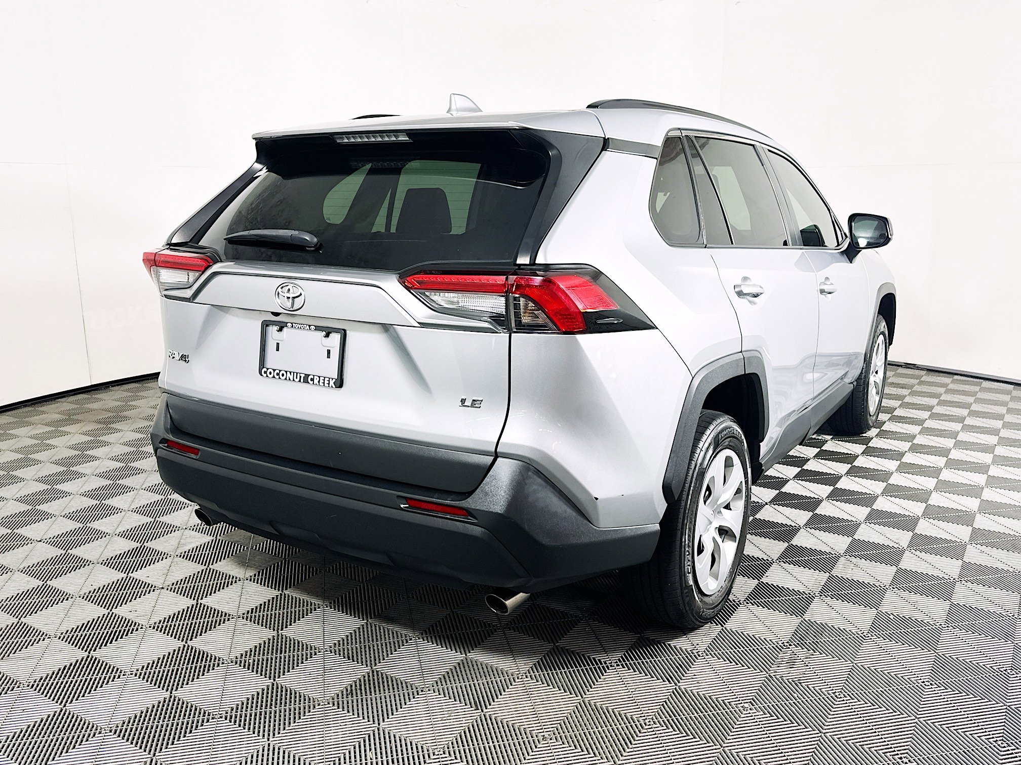 Used 2021 Toyota RAV4 LE FWD image 3