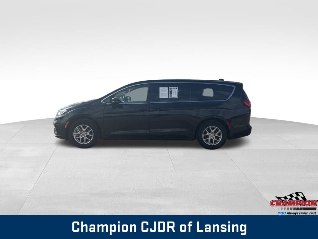 Used 2023 Chrysler Pacifica Touring-L image 2