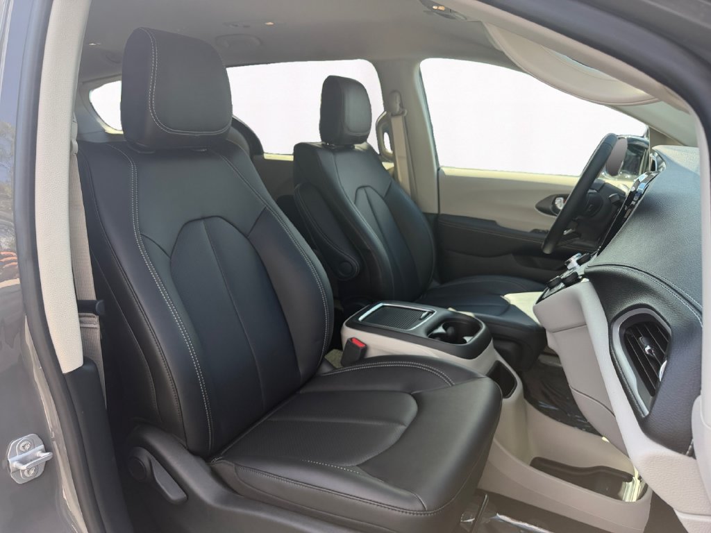 Used 2024 Chrysler Pacifica Touring-L FWD image 15