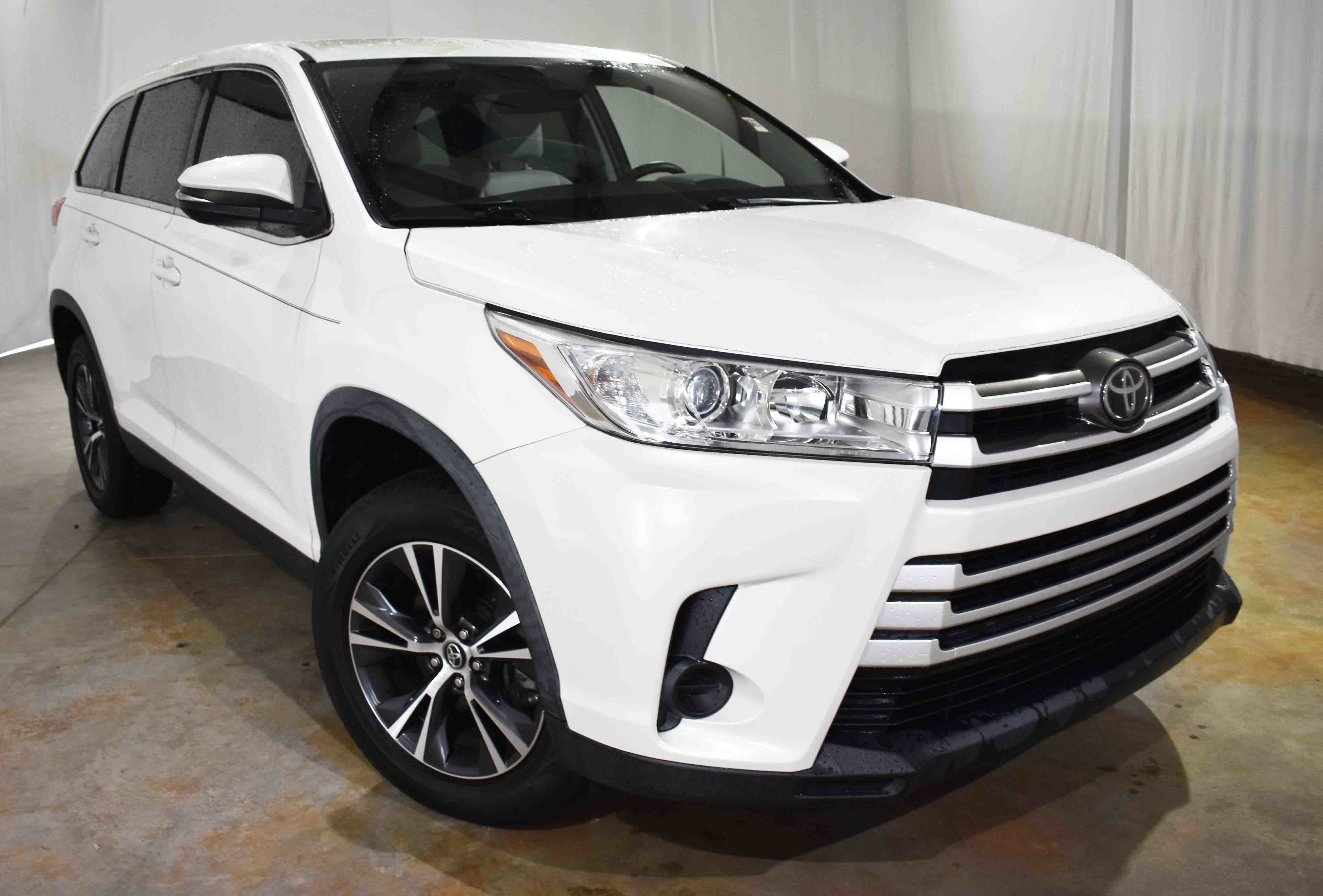 Used 2019 Toyota Highlander LE image 3